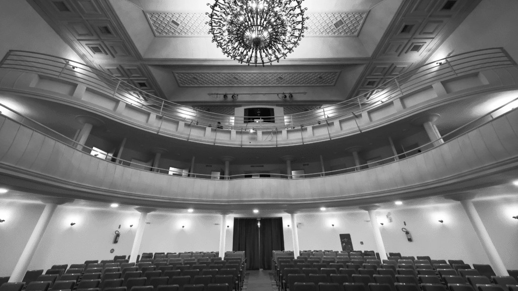 O PALCO QUE NÃO SE APAGA: 150 ANOS DE HISTÓRIA NO CORAÇÃO DE FLORIANÓPOLIS